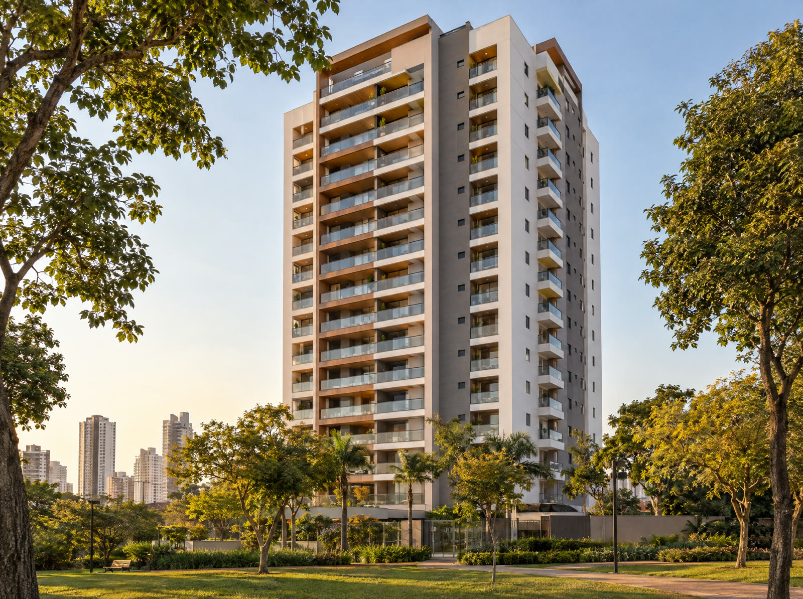 Torre residencial cercada por árvores